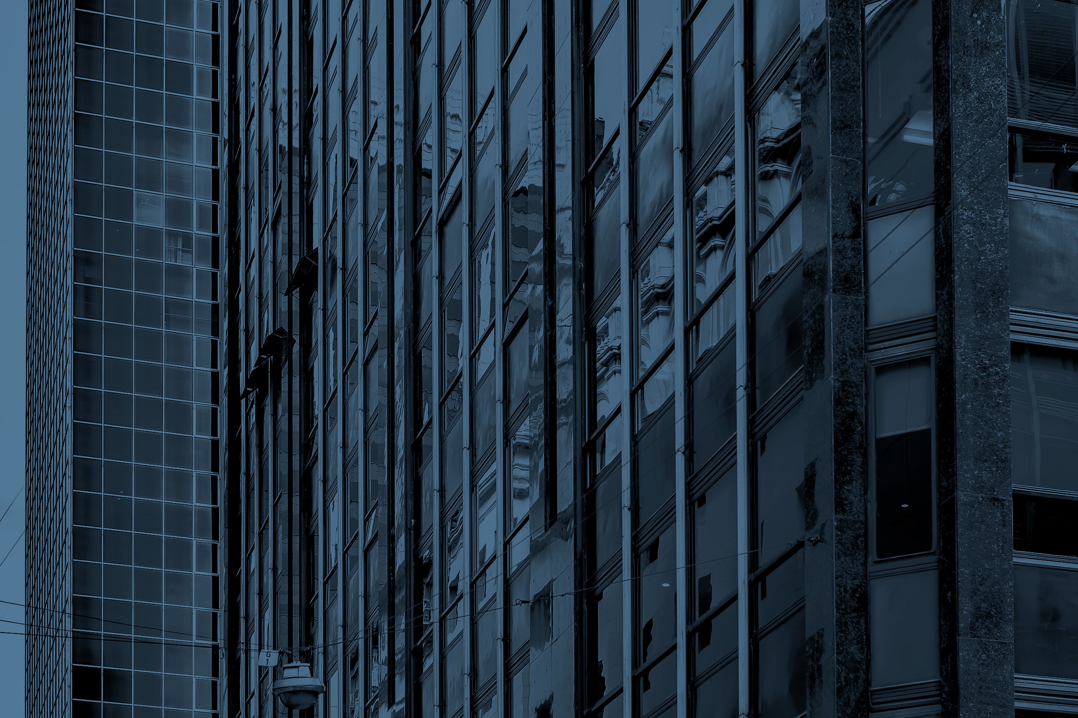 Lignes architecturales évoquant la stratégie d'investissement d'Iron Hands Capital